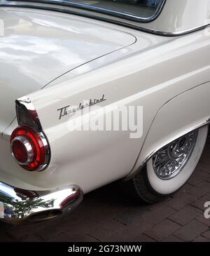 Ein Ford Thunderbird aus dem Jahr 1956 auf einer Oldtimer-Ausstellung in Santa Fe, New Mexico. Stockfoto