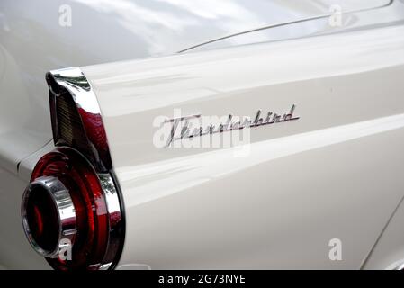Ein Ford Thunderbird aus dem Jahr 1956 auf einer Oldtimer-Ausstellung in Santa Fe, New Mexico. Stockfoto