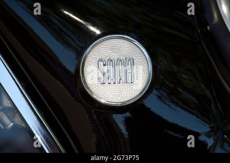 Ein Chrom-Emblem auf der Seite eines Vintage-Saab-Automobils, das auf einer Oldtimer-Show in Santa Fe, New Mexico, ausgestellt wird. Stockfoto