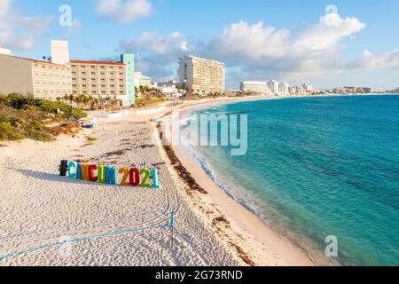 Blick auf das Cancun 2021 Schild am Strand in Cancun in Mexiko. Stockfoto