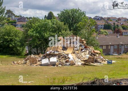 9. Juli 2021 entflammbarer Hausmüll, der im Rahmen des Jahres 169 für die Verbrennung auf dem protestantisch befeuerten Lagerfeuer im Wohngebiet Kilcooley deponiert wurde Stockfoto