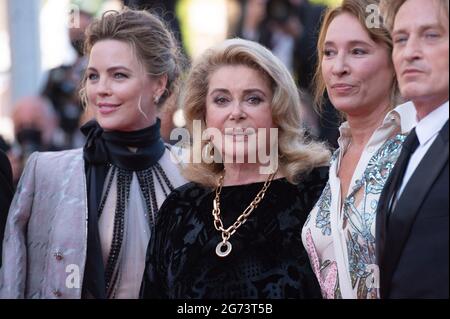 Melissa George, Catherine Deneuve, Emmanuelle Bercot und Benoit Magimel bei der Premiere von De Son Vivant im Rahmen der 74. Internationalen Filmfestspiele von Cannes am 10. Juli 2021 in Cannes, Frankreich. Foto von Aurore Marechal/ABACAPRESS.COM Stockfoto