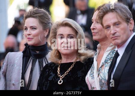 Melissa George, Catherine Deneuve, Emmanuelle Bercot und Benoit Magimel bei der Premiere von De Son Vivant im Rahmen der 74. Internationalen Filmfestspiele von Cannes am 10. Juli 2021 in Cannes, Frankreich. Foto von Aurore Marechal/ABACAPRESS.COM Stockfoto