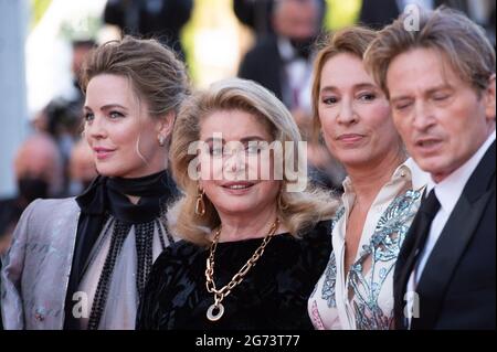 Melissa George, Catherine Deneuve, Emmanuelle Bercot und Benoit Magimel bei der Premiere von De Son Vivant im Rahmen der 74. Internationalen Filmfestspiele von Cannes am 10. Juli 2021 in Cannes, Frankreich. Foto von Aurore Marechal/ABACAPRESS.COM Stockfoto