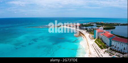 Flug über den wunderschönen Strand von Cancun. Luftaufnahme. Stockfoto