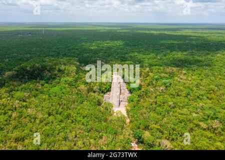 Luftaufnahme der Maya-Pyramide, die mitten in einem Dschungel verloren ging. Stockfoto