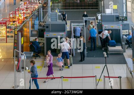 Sicherheitsgurte und Metalldetektoren am Eingang zum Flughafengebäude, Koltsovo internationaler Flughafen, Jekaterinburg, Russland Stockfoto