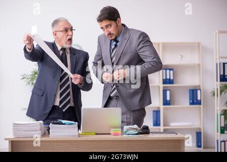 Zwei männliche Buchhalter im Budgetplanungskonzept am Arbeitsplatz Stockfoto