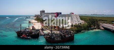 Luftaufnahme des Piratenschiffs Jolly Roger in Cancun Stockfoto