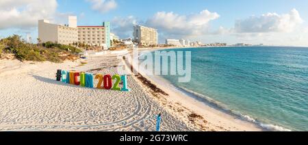 Blick auf das Cancun 2021 Schild am Strand in Cancun in Mexiko. Stockfoto