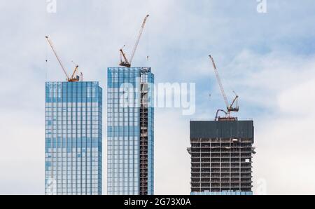 Baustelle von Wolkenkratzern und Kräne gegen den Himmel Stockfoto