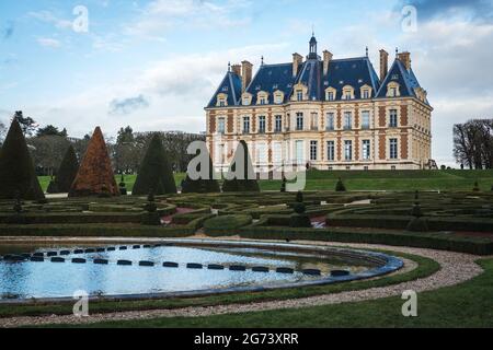 Eine schöne Aussicht auf das Gras, den Brunnen auf dem Parc de Sceaux Antony France Stockfoto