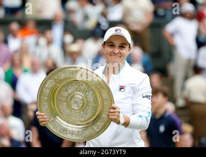 London, Großbritannien. Juli 2021. Ashleigh Barty aus Australien posiert mit der Trophäe während der Preisverleihung für das Finale der Frauen im Einzel zwischen Ashleigh Barty aus Australien und Karolina Pliskova aus der Tschechischen Republik bei der Wimbledon Tennis Championship in London, Großbritannien, am 10. Juli 2021. Quelle: Han Yan/Xinhua/Alamy Live News Stockfoto