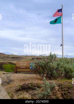 Eintrittsschild und Flagge im Palouse Falls State Park in Washington, USA Stockfoto