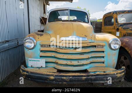 Der Kühlergrill eines alten Chevrolet-Trucks, der in Pomeroy, Washington, USA, geparkt ist Stockfoto