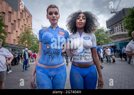 EURO 2020: Die Fans kommen in festlicher Stimmung vor dem Halbfinale von England gegen Dänemark heute Abend in Wembley an. London, Großbritannien. Stockfoto