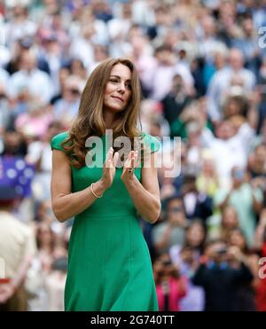 London, Großbritannien. Juli 2021. Die Ehefrau von Prinz William, Prinzessin Kate, die Herzogin von Cambridge, wird während der Siegerehrung des Einzel-Finales der Frauen zwischen Ashleigh Barty aus Australien und Karolina Pliskova aus der Tschechischen Republik bei der Wimbledon Tennis Championship in London, Großbritannien, am 10. Juli 2021 gesehen. Quelle: Han Yan/Xinhua/Alamy Live News Stockfoto