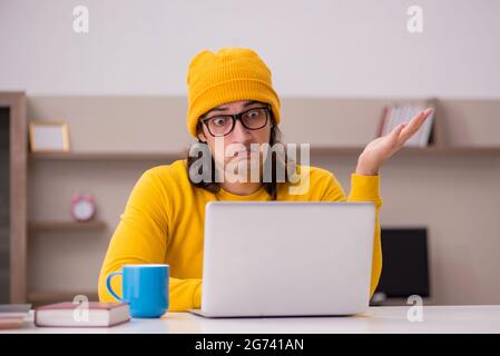 Junger Mann Student Vorbereitung auf Prüfungen zu Hause Stockfoto