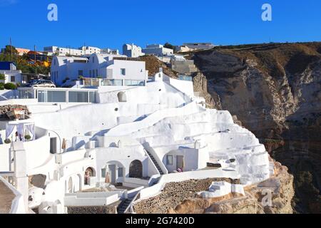 Weiße Villen und Hotels auf Klippen in der Nähe von Fira in Santorini, Griechenland Stockfoto