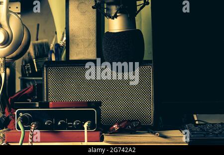 Vintage-Stil mit digitaler Audioaufnahme. Home Studio für die Erstellung von Audio-Arbeit. Neu normal mit Kondensatormikrofon, Sound-Interface, Komp Stockfoto