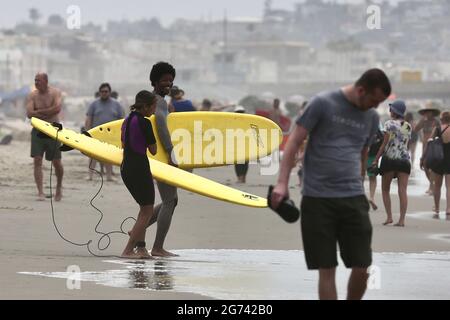 Los Angeles, USA. Juli 2021. Während der Hitzewelle in Los Angeles, Kalifornien, USA, am 10. Juli 2021 strömen Menschen zum Venice Beach. Quelle: Xinhua/Alamy Live News Stockfoto