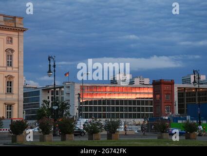 Berlin, Deutschland. Juli 2021. Am Abend spiegelt sich die untergehende Sonne in den Fenstern des Auswärtigen Amtes am Werderschen Markt. Auf der linken Seite befindet sich das Humboldt Forum. Quelle: Jens Kalaene/dpa-Zentralbild/ZB/dpa/Alamy Live News Stockfoto