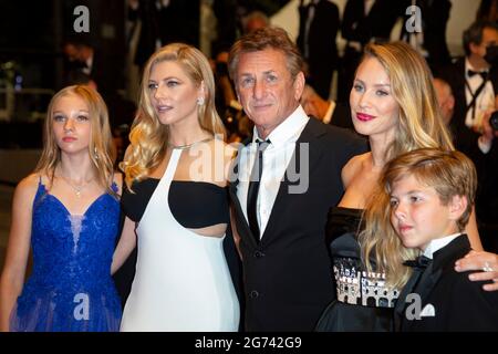 Jadyn Rylee (l-r), Katheryn Winnick, Sean Penn, Dylan Frances Penn und Beckam Crawford nehmen am 10. Juli 2021 an der Premiere des „Flag Day“ beim 74. Jährlichen Filmfestival in Cannes im Palais des Festivals in Cannes, Frankreich, Teil. Stockfoto