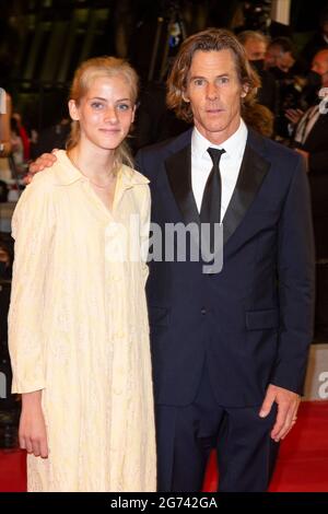 Danny Moder und Tochter Hazel Moder nehmen am 10. Juli 2021 an der Premiere des „Flag Day“ während des 74. Jährlichen Filmfestivals in Cannes im Palais des Festivals in Cannes, Frankreich, Teil. Stockfoto