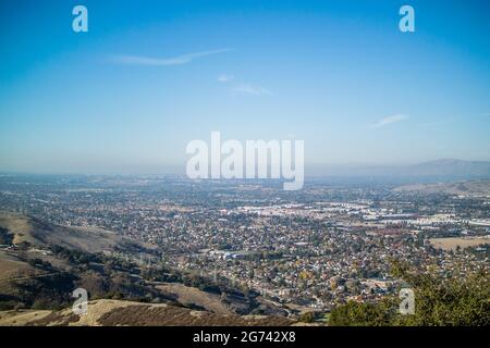 Blick auf das Silicon Valley vom Coyote Peak im Santa Teresa Park, mit Blick nach Norden über San Jose, Santa Clara und Sunnyvale bis zur San Francisco Bay. Stockfoto