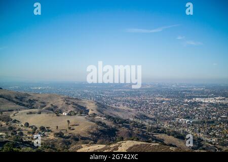 Blick auf das Silicon Valley vom Coyote Peak im Santa Teresa Park, mit Blick nach Norden über San Jose, Santa Clara und Sunnyvale bis zur San Francisco Bay. Stockfoto