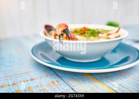 Köstliche Fischsuppe Meeresfrüchte namens Chilcano Peruvian Food, dekoriert mit Krabben Stockfoto