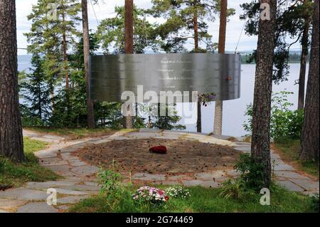 Oslo, Norwegen. Juni 2021. In der Nähe der Küste steht ein Denkmal für die 69 Opfer des norwegischen Terroristen anders Behring Breivik auf der Insel. Es ist 10 Jahre her, dass Breivik in Oslo und auf der Insel Utøya insgesamt 77 Menschen getötet hat. Die Polizei hat aus ihren Fehlern gelernt, die soziale Neubewertung beginnt erst jetzt. (To dpa ''Never Again July 22' - Norwegens Antwort auf den Terror') Quelle: Sigrid Harms/dpa/Alamy Live News Stockfoto