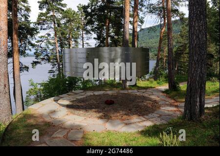 ABGELEGT - 16. Juni 2021, Norwegen, Oslo: Ein Denkmal für die 69 Opfer des norwegischen Terroristen anders Behring Breivik auf der Insel steht in der Nähe des Ufers. Es ist 10 Jahre her, dass Breivik in Oslo und auf der Insel Utøya insgesamt 77 Menschen getötet hat. Die Polizei hat aus ihren Fehlern gelernt, die soziale Neubewertung beginnt erst jetzt. (To dpa ''Never Again July 22' - Norwegens Reaktion auf den Terror') Foto: Sigrid Harms/dpa Stockfoto