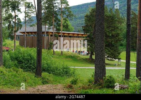 GESPEICHERT - 16. Juni 2021, Norwegen, Oslo: Die Hegnhus, die um das Café-Gebäude herum gebaut wurden, in dem 13 Jugendliche durch die Hände des norwegischen Terroristen anders Behring Breivik starben. Das Dach des Hegnhus wird von 69 Säulen getragen, die symbolisch für die 69 Menschen stehen, die auf Utøya getötet wurden. Es ist 10 Jahre her, dass Breivik in Oslo und auf der Insel Utøya insgesamt 77 Menschen getötet hat. Die Polizei hat aus ihren Fehlern gelernt, die soziale Neubewertung beginnt erst jetzt. (To dpa ''Never Again July 22' - Norwegens Reaktion auf den Terror') Foto: Sigrid Harms/dpa Stockfoto