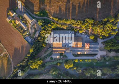 Luftaufnahme der Firmenstadt Cal Forcada und des Flusses Llobregat in Navàs (Bages, Barcelona, Katalonien, Spanien) ESP: Vista aérea de Cal Forcada Stockfoto