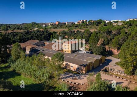 Luftaufnahme der Firmenstadt Cal Forcada und des Flusses Llobregat in Navàs (Bages, Barcelona, Katalonien, Spanien) ESP: Vista aérea de Cal Forcada Stockfoto