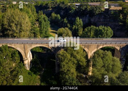 Luftaufnahme der Firmenstadt Cal Forcada und des Flusses Llobregat in Navàs (Bages, Barcelona, Katalonien, Spanien) ESP: Vista aérea de Cal Forcada Stockfoto