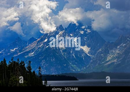 Die Wolken eines Sommergewitters hängen um die zackigen Gipfel des Teton Mountain Range.in Grand Teton National Park, Wyoming, USA. Stockfoto