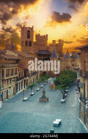 Ein unglaublicher Sonnenaufgang über dem Königspalast in der Stadt Olite in Spanien Stockfoto