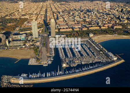 Luftaufnahme von Torres Mapfre (Zwillingstürme) und dem Olympischen Hafen im Viertel Vila Olímpica, in Barcelona, bei Sonnenaufgang (Barcelona, Katalonien, Spanien) Stockfoto