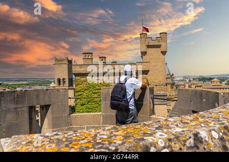 Ein Tourist, der den Königspalast in der mittelalterlichen Stadt Olite im Süden von Navarra, Spanien, besucht Stockfoto