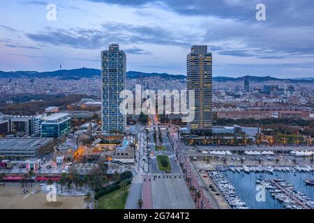 Luftaufnahme der Torres Mapfre (Zwillingstürme) im Viertel Vila Olímpica, in Barcelona, bei Dämmerung - Sonnenaufgang (Barcelona, Katalonien, Spanien) Stockfoto