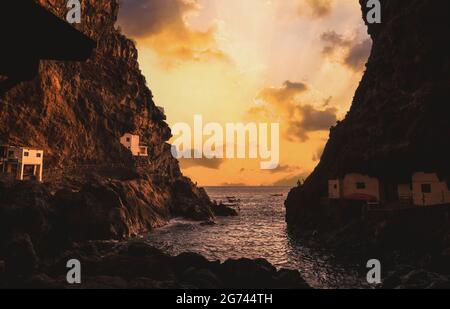 Ein Sonnenuntergang aus der Höhle der Stadt Poris de Candelaria in der Nähe von La Palma Kanarische Inseln Spanien Stockfoto