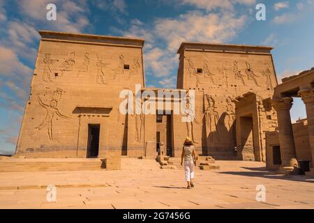 Ein junger Tourist, der den Tempel von Philae besucht - von hinten geschossen Stockfoto