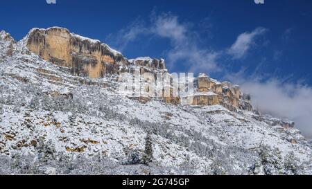 Klippen der Serra del Montsant Bergkette im Winter verschneit, von La Morera de Montsant aus gesehen (Priorat, Tarragona, Katalonien, Spanien) Stockfoto