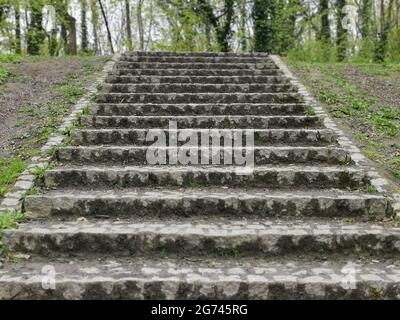 Eine selektive Aufnahme schmutziger Treppen in einem Park Stockfoto