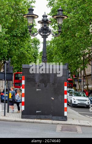 London, Großbritannien. Juli 2021. Viktorianische Lamp-Säulen rund um Charing Cross, im Zentrum Londons, wurden während der UEFA-Europameisterschaft 2020 an Bord genommen, da Fußballfans in der Vergangenheit auf die Statue geklettert sind, um Mannschaftssiege zu feiern und entweder sich selbst zu verletzen oder den Brunnen zu beschädigen. Kredit: SOPA Images Limited/Alamy Live Nachrichten Stockfoto