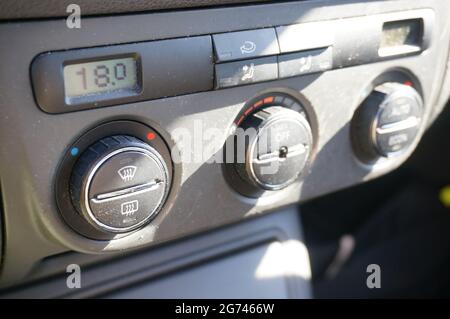 Eine Nahaufnahme eines alten Autoinnenraums Stockfoto