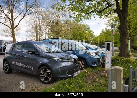 KIEL, DEUTSCHLAND - 18. Mai 2021: Kiel, schlewig-holstein, Deutschland, 18 2021. Mai, Neue urbane Mobilität, Carsharing-Elektroautos laden an einer Ladesäule Stockfoto