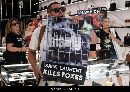 Tierschützer protestieren am 10. Juli 2021 im Designer-Store Yves Saint Laurent in New York City. Die Aktivisten fordern das Luxuslabel auf, sich der Canada Goose and Saks Fifth Avenue anzuschließen, die kürzlich bekannt gab, dass sie den Verkauf von Pelzprodukten in ihren Geschäften auslaufen lassen würden. (Foto von Gabriele Holtermann/Sipa USA) Quelle: SIPA USA/Alamy Live News Stockfoto